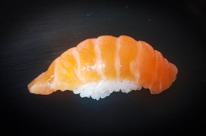 Nigiri z łososien surowym